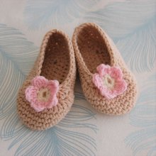 Paire de chaussons bébé crochetés main couleur taupe